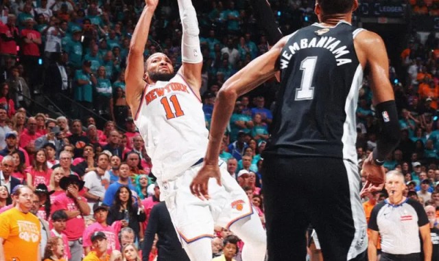 NBA官方点评布伦森：关键时刻挺身而出，投中锁定胜局的一球